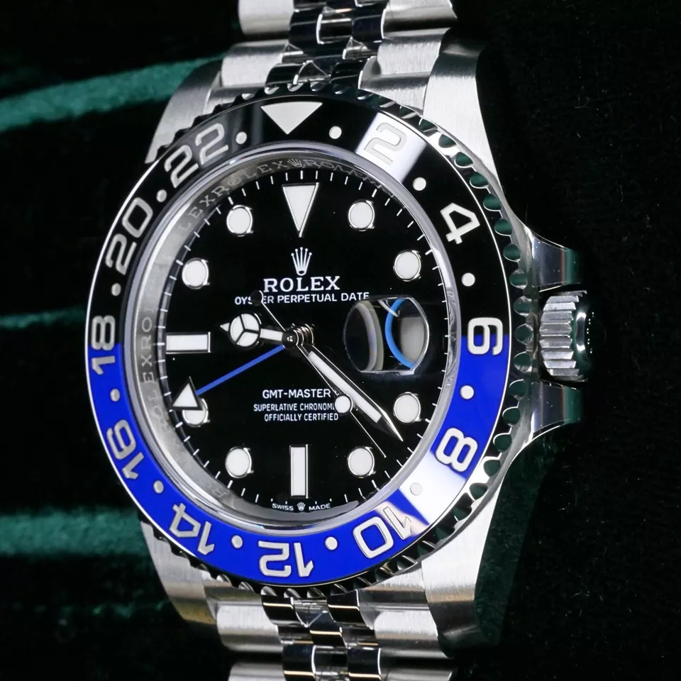 2024 Rolex GMT-Master II “Batgirl” 40mm Jubilee Blue Black Bezel - Image 4
