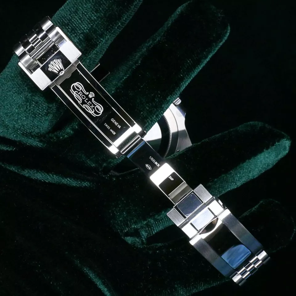 2024 Rolex GMT-Master II “Batgirl” 40mm Jubilee Blue Black Bezel - Image 6