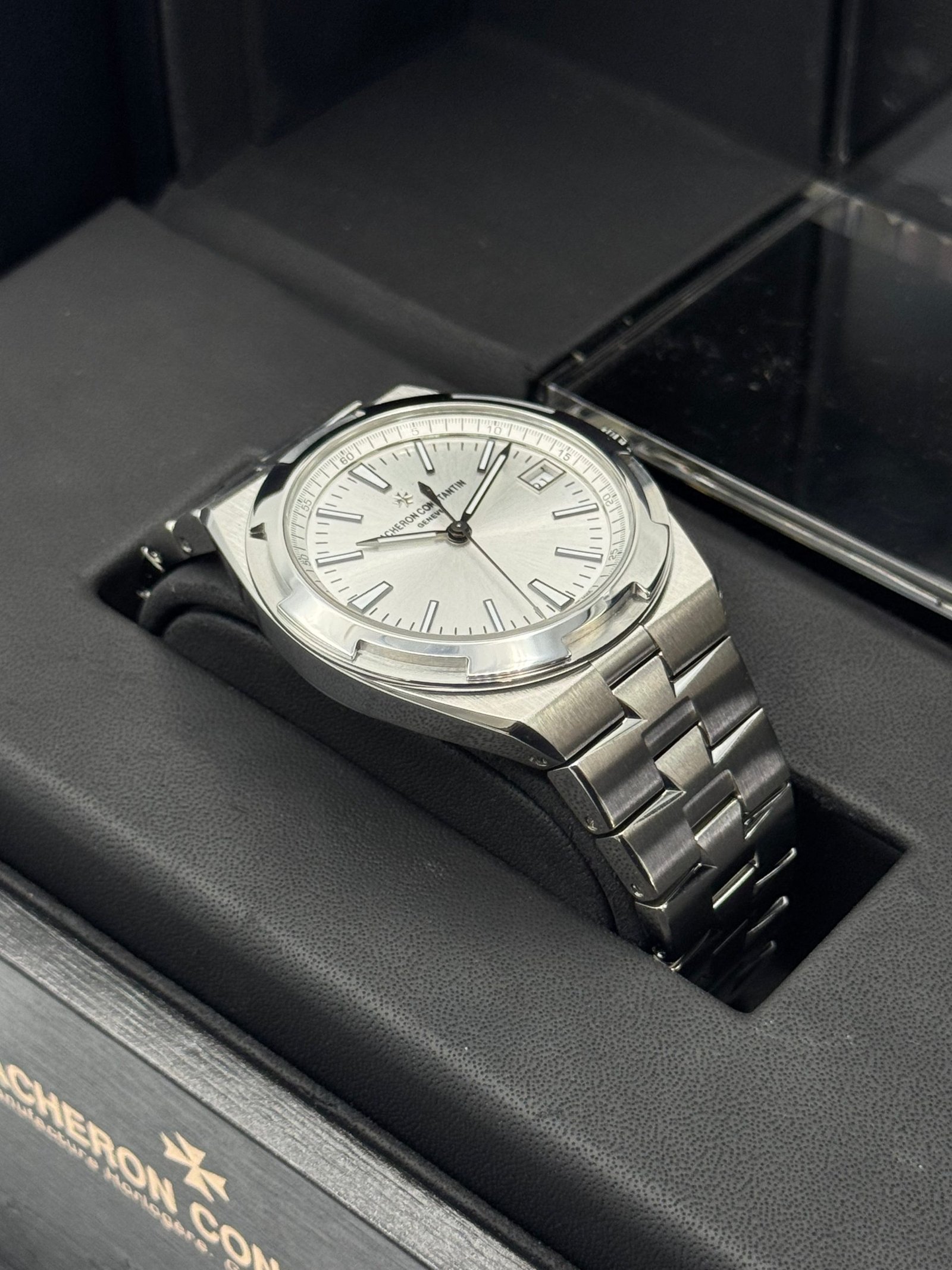 2018 Vacheron Constantin Overseas 41mm 4500V Stainless Silver Dial - Image 6