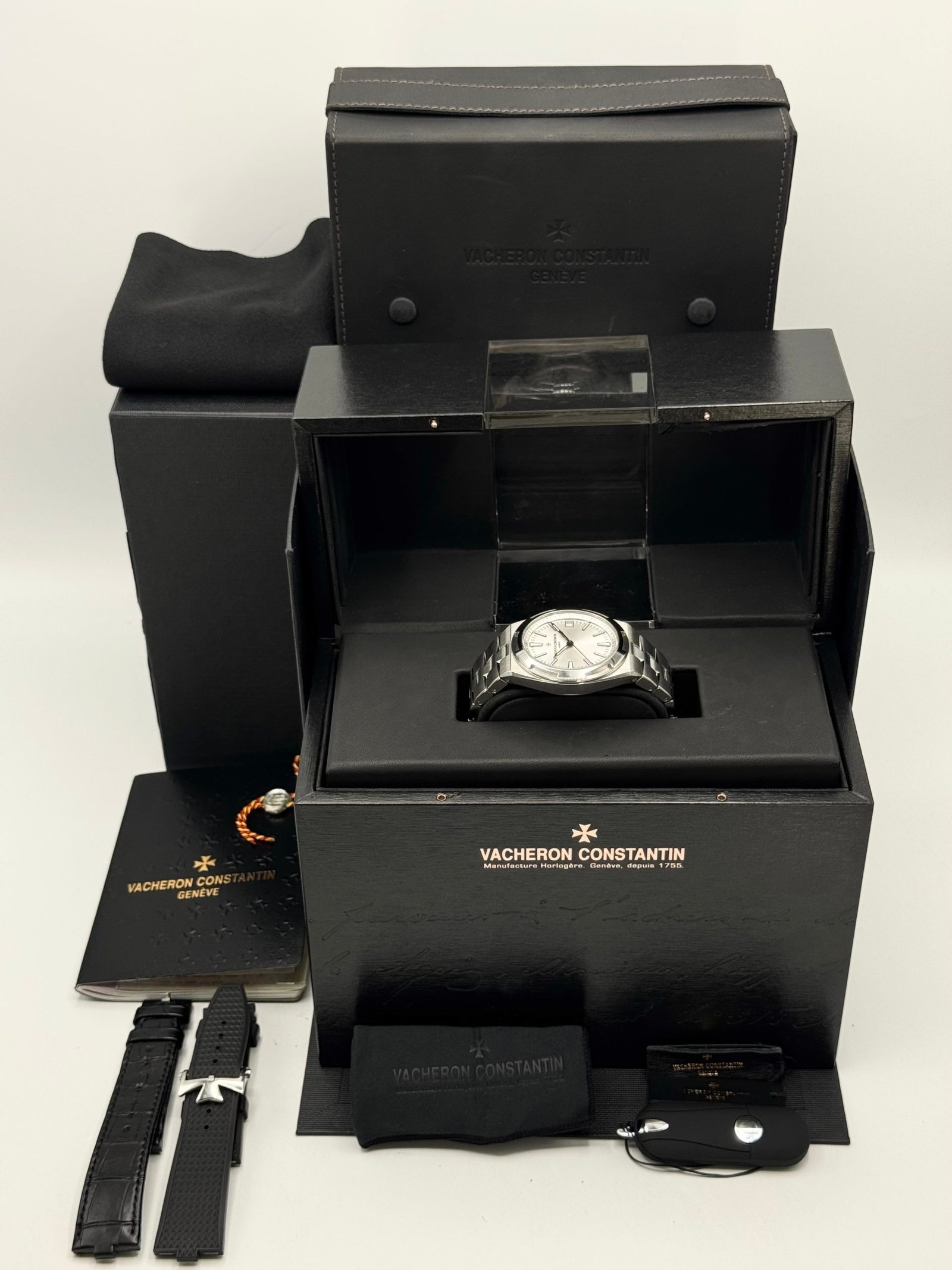 2018 Vacheron Constantin Overseas 41mm 4500V Stainless Silver Dial - Image 9