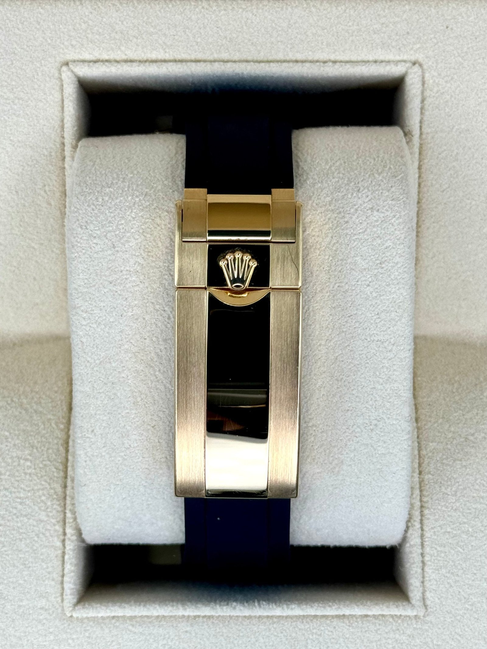 2024 Rolex Yacht-Master 42mm 226658 Gold Oysterflex Black Dial - Image 2