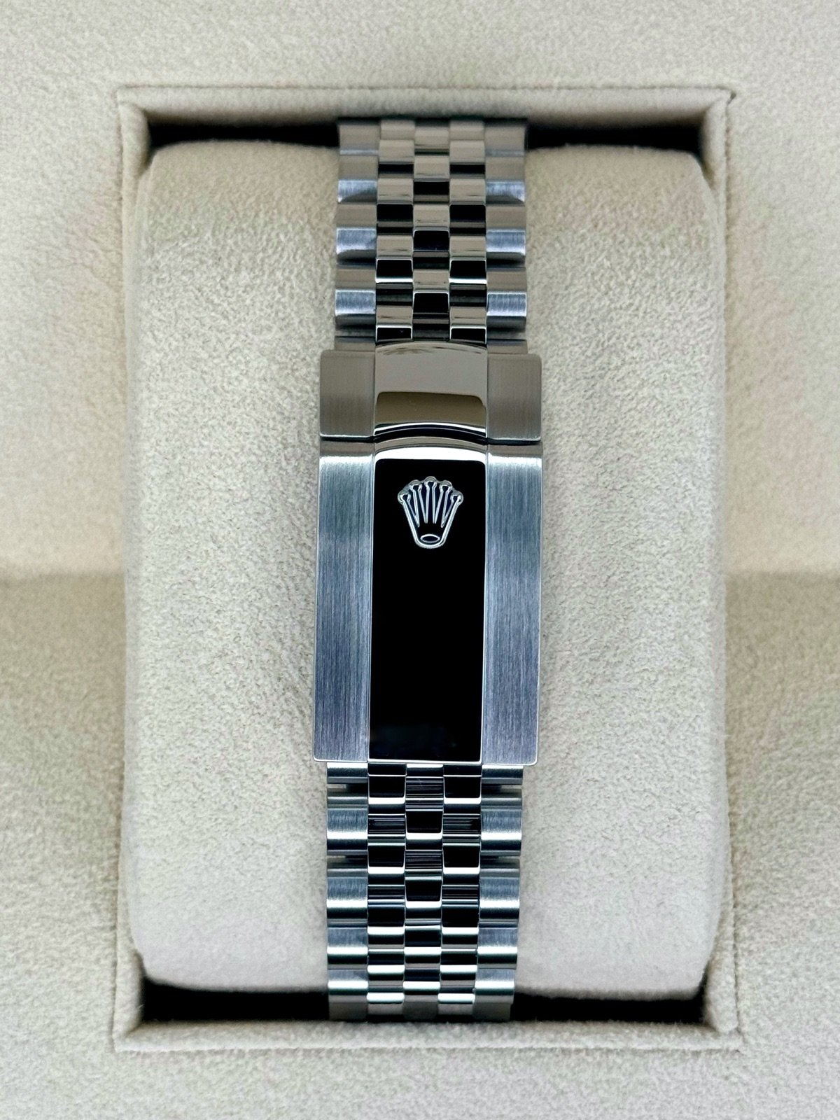 2021 Rolex Datejust 41mm 126334 Stainless Steel Jubilee Rhodium Dial - Image 2