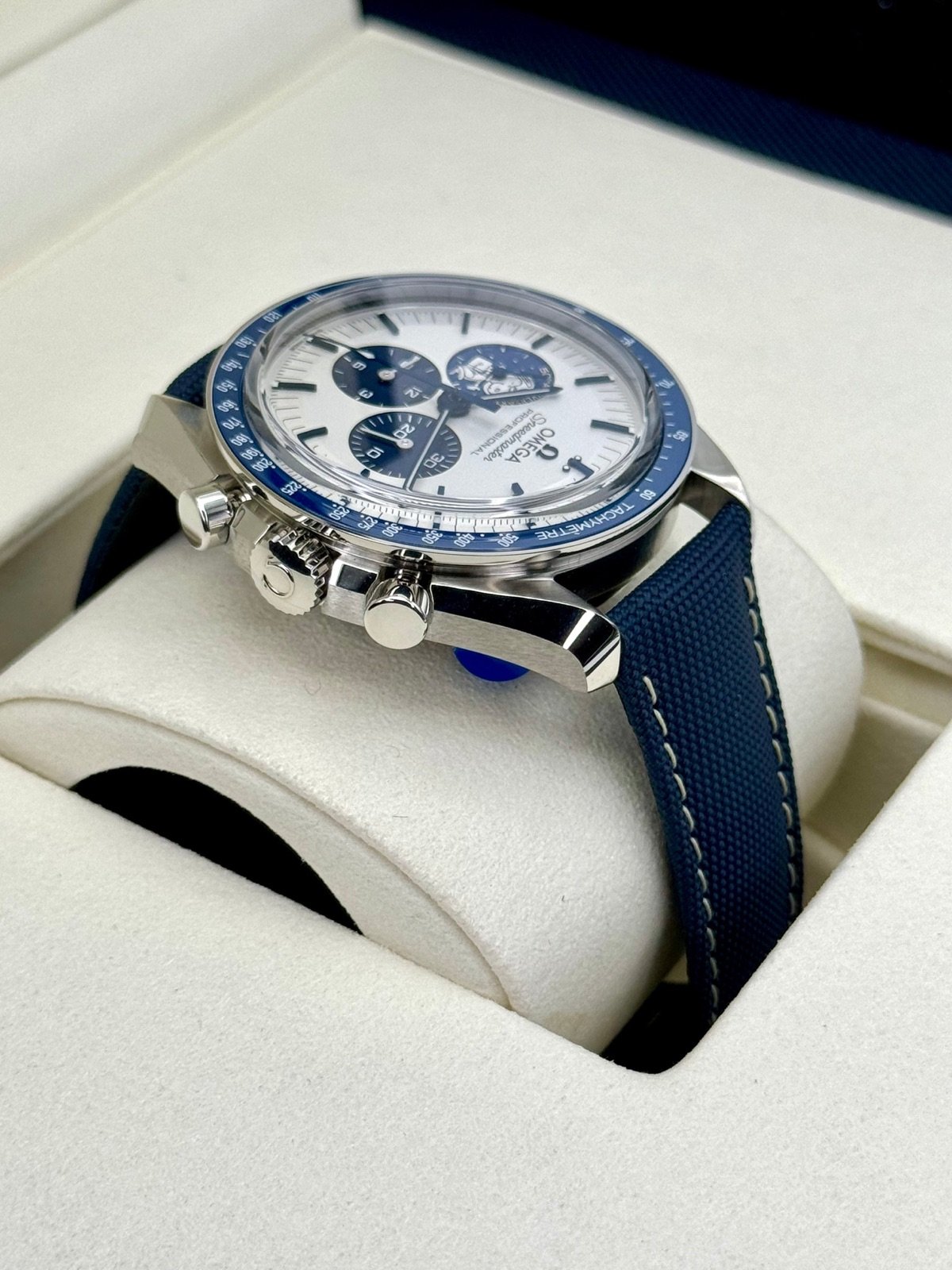 2024 Omega Speedmaster Silver Snoopy Award 310.32.42.50.02.001 (Unworn) - Image 8