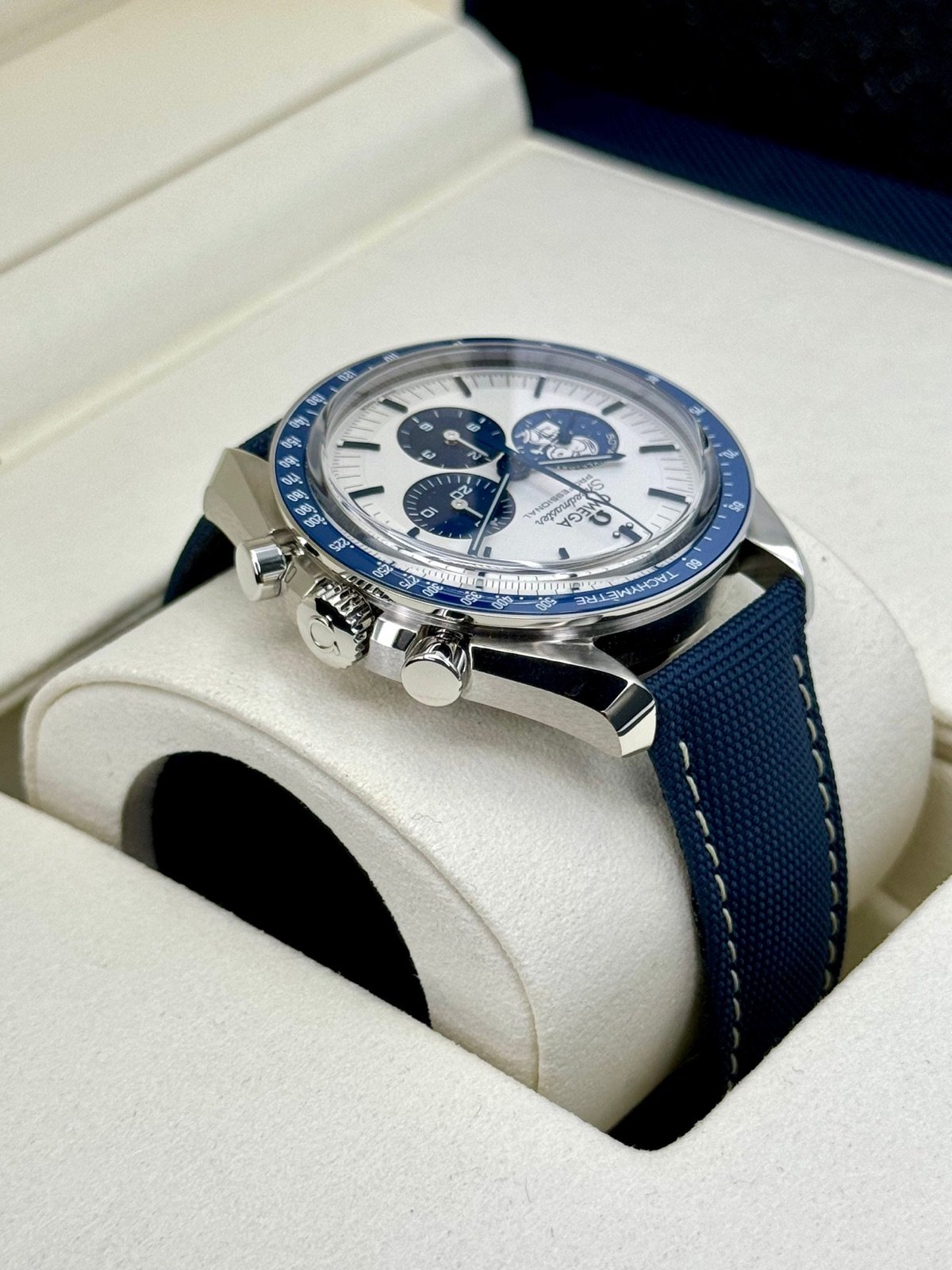 2024 Omega Speedmaster Silver Snoopy Award 310.32.42.50.02.001 (Unworn) - Image 8