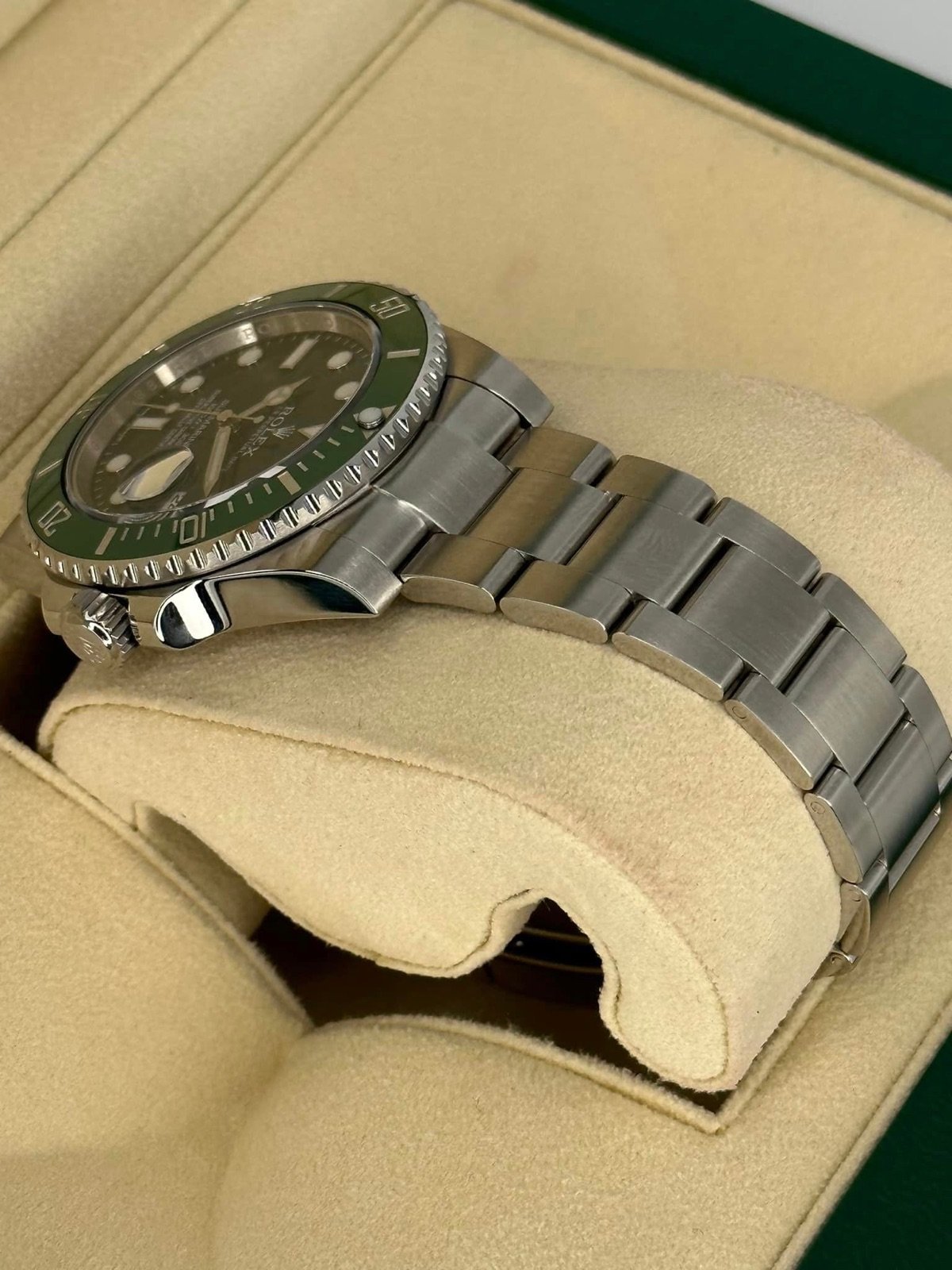Rolex Submariner “Hulk” 40mm 116610LV Green Dial - Image 8