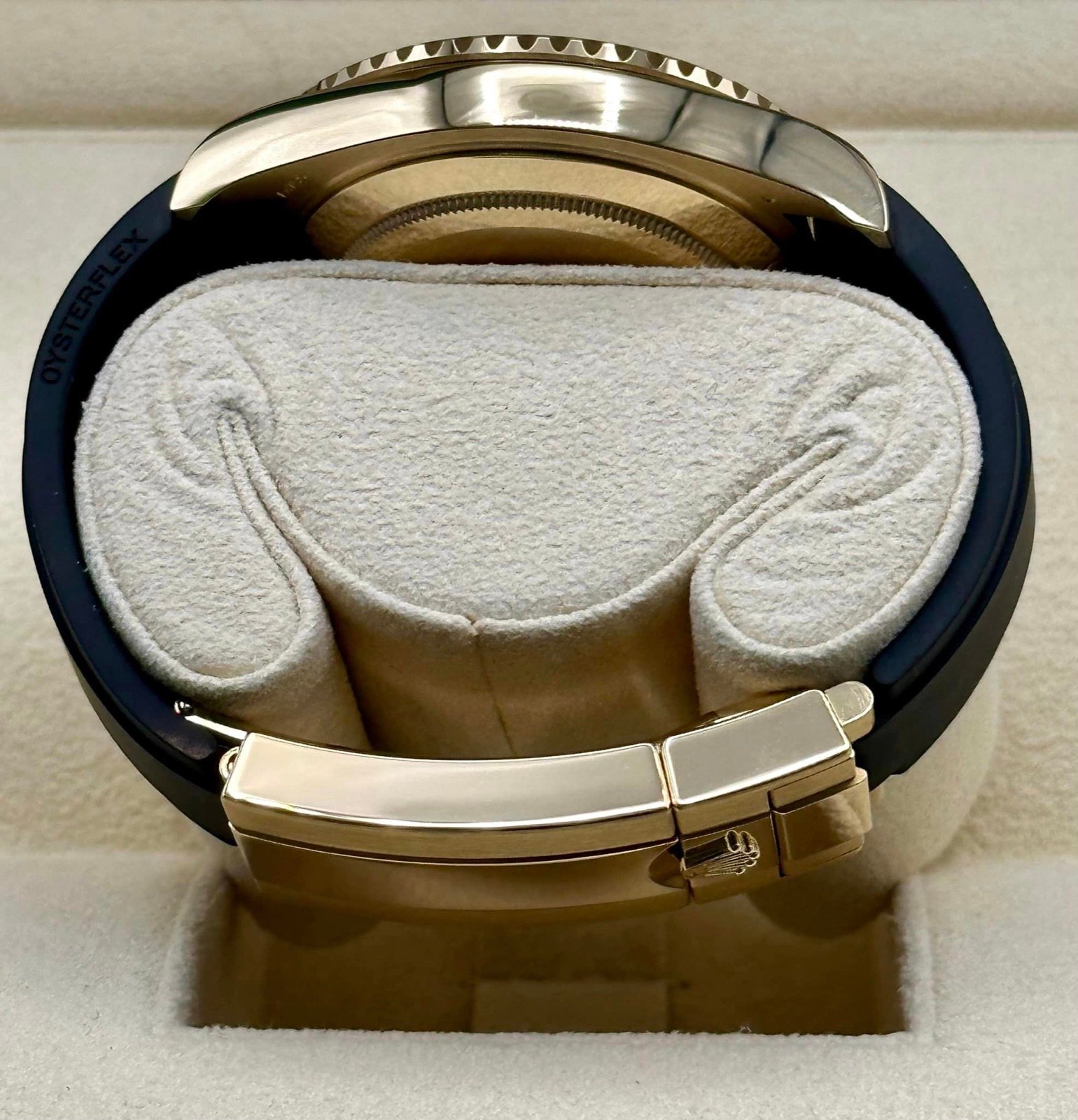 2023 Rolex Yacht-Master 42mm 226658 Gold Oysterflex Black Dial - Image 9